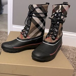 BRAND NEW Burberry mid calf rain boot in box
